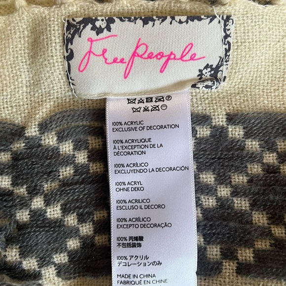 🌸🦩💕 HP🦩🌸💕Free People Gray and Cream Chunky Knit Poncho🌸💕🦩🦩 - Picture 5 of 7